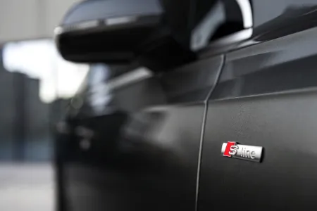 Zbliżenie na bok karoserii pojazdu.