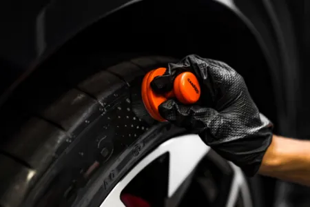 Zbliżenie na proces konserwacji opon.