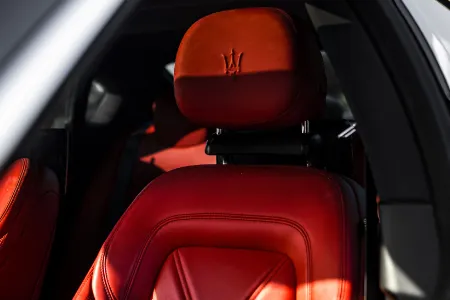 Zbliżenie na czerwony fotel sportowego samochodu.