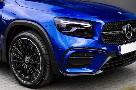 Zbliżenie na bok przedniego zderzaka niebieskiego SUV.