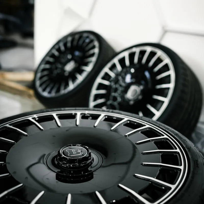 Czarne koła marki BRABUS leżące jedne przy drugich.