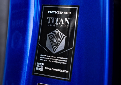 Zbliżenie na oznaczenie Titan Coatings na karoserii.