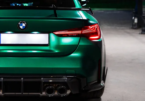 Zbliżenie na tylny zderzak sportowego samochodu.