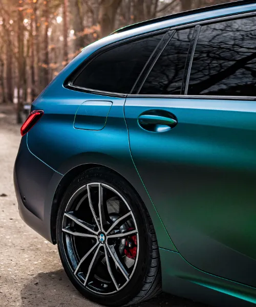 Zbliżenie na bok karoserii samochodu.