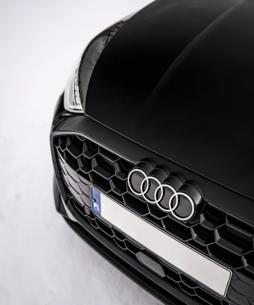 Zbliżenie na lakier karoserii przedniej maski samochodu.