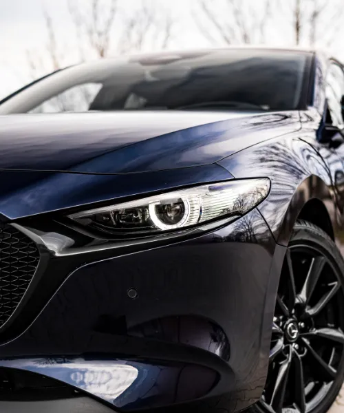 Zbliżenie na przedni reflektor samochodu.