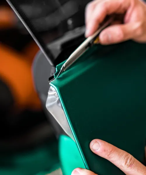 Proces oklejania karoserii samochodu.